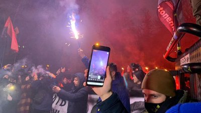 Кілька сотень активістів прибули до "Феофанії", де лікується Зеленський