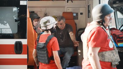 Медики надають допомогу постраждалому чоловіку
