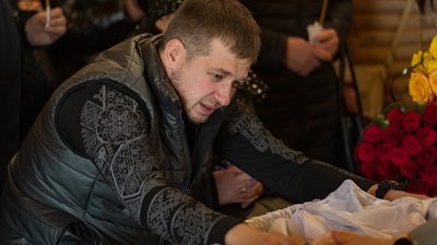 У Дніпрі прощаються з речницею ДСНС Євгенією Дудкою, яка отримала поранення під час ракетного удару У Дніпрі прощаються з речницею ДСНС Євгенією Дудкою, яка отримала поранення під час ракетного удару