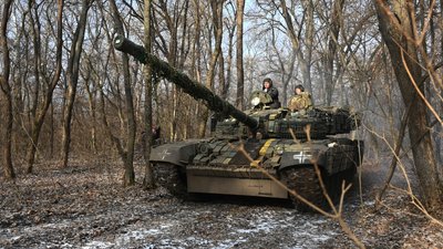 Erhf+ycmrs dsqcmrjds їдуть на танку Т-72