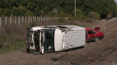 На кільцевій дорозі у Харкові дві автівки злетіли в кювет: один з водіїв загинув