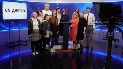 Прогноз погоди шрифтом Брайля. У Дніпрі школярка з вадами зору спробувала себе у ролі телеведучої Прогноз погоди шрифтом Брайля. У Дніпрі школярка з вадами зору спробувала себе у ролі телеведучої