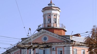 На вежі цього будинку встановлена система оповіщення На вежі цього будинку встановлена система оповіщення