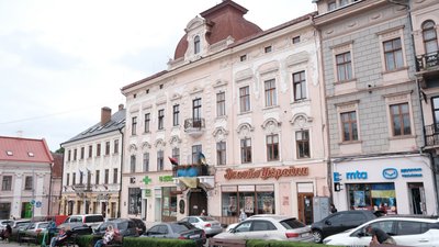 Театри, будинки письменників та церкви: підбірка українських пам'яток мультикультурних Чернівців