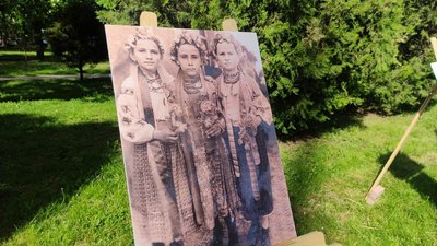 У Полтаві показали світлини з давнім українським вбранням У Полтаві показали світлини з давнім українським вбранням