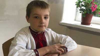 Школярі з Житомирщини разом з "Бовсунівськими бабусями" роблять для воїнів обереги з ниткою воротило