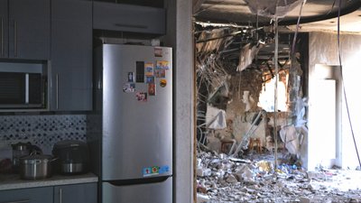Холодильник над прірвою й уламки меблів. Внаслідок ракетного удару в одеський ЖК було пошкоджено вісім квартир Холодильник над прірвою й уламки меблів. Внаслідок ракетного удару в одеський ЖК було пошкоджено вісім квартир