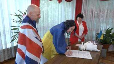 Знайшли кохання під час війни: у Запоріжжі волонтер з Англії одружився з українкою Знайшли кохання під час війни: у Запоріжжі волонтер з Англії одружився з українкою