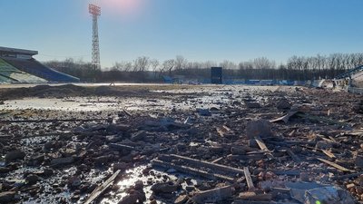 Російські окупанти розбомбили стадіон Російські окупанти розбомбили стадіон