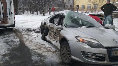 У Черкасах зіштовхнулися автобус та легковик: чоловік у вкрай важкому стані У Черкасах зіштовхнулися автобус та легковик: чоловік у вкрай важкому стані