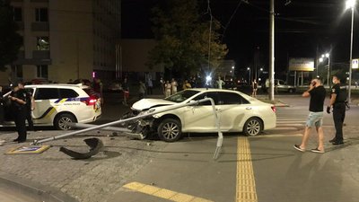 Поліцейський зі Сновщини з ознаками алкогольного сп’яніння в’їхав в стовп