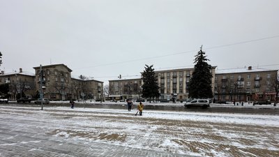 Комунальники прибирають сніг у Дружківці Донецької області 22 лютого 2024 року