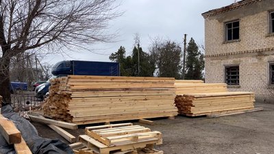 Жителі Посад-Покровського намагаються відремонтувати пошкоджені обстрілами домівки Жителі Посад-Покровського намагаються відремонтувати пошкоджені обстрілами домівки