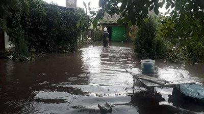 В Устинівці град пошкодив два будинки, дощ затопив шість дворів