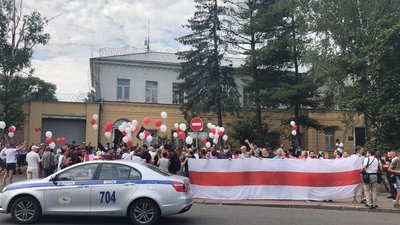 Привітання Тихановського, страйки на заводах, акція біля МЗС. Що відбувається в Білорусі