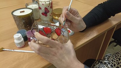 Жителька Житомира виготовляє підсвічники з використаних скляних пляшок Жителька Житомира виготовляє підсвічники з використаних скляних пляшок