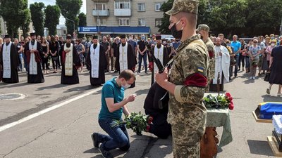У районі на Волині попрощалися із загиблим бійцем У районі на Волині попрощалися із загиблим бійцем