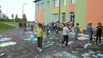 У Великому Глибочку на Тернопільщині діти створювали патріотичні малюнки на асфальті