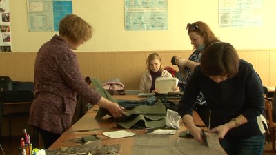 Учителі однієї з черкаських шкіл шиють аптечки для військових
