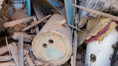 Частина російської ракети з вибухівкою, яка влучила в будинок. Частина російської ракети з вибухівкою, яка влучила в будинок.