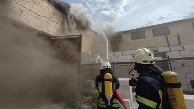 Столичні рятувальники загасили пожежу у складському приміщенні на Куренівці