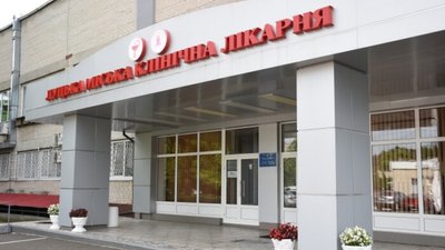 "Була в критичному стані". В луцькій лікарні померла жінка, яка випала з дев'ятого поверху будинку