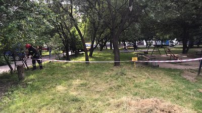 У Рівному біля дитмайданчика знайшли речовину, схожу на ртуть У Рівному біля дитмайданчика знайшли речовину, схожу на ртуть