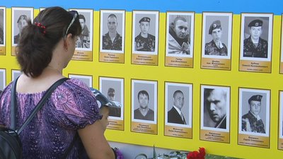 У Кривому Розі поіменно згадали бійців-земляків, загиблих під час війни на Донбасі У Кривому Розі поіменно згадали бійців-земляків, загиблих під час війни на Донбасі