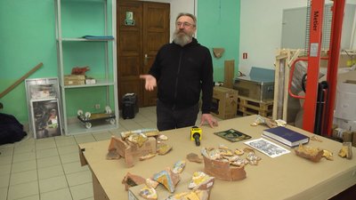 Фрагменти печі середини XVI століття досліджують в археологічній лабораторії Державного історико-культурного заповідника "Межибіж". Фрагменти печі середини XVI століття досліджують в археологічній лабораторії Державного історико-культурного заповідника "Межибіж".