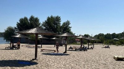 Купатися не рекомендують, але охочих не меншає Купатися не рекомендують, але охочих не меншає