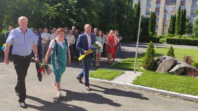 Вшанувати пам'ять Героя та відкрити меморіальну дошку прийшли мати й батько Андрія Вільгуша Вшанувати пам'ять Героя та відкрити меморіальну дошку прийшли мати й батько Андрія Вільгуша