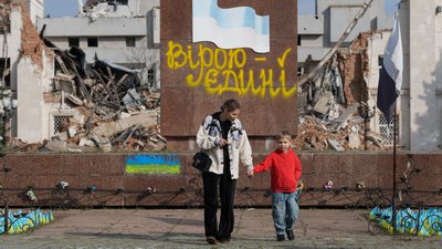 Люди гуляють у Херсоні