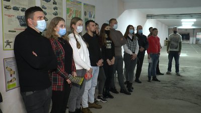 У тирах чотирьох ліцеїв Івано-Франківської громади розпочали навчання зі стрільби для охочих У тирах чотирьох ліцеїв Івано-Франківської громади розпочали навчання зі стрільби для охочих