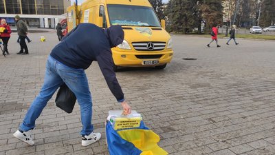 Домашні пироги, вареники і мішки: волонтери з Луцька повезли на передову допомогу бійцям Домашні пироги, вареники і мішки: волонтери з Луцька повезли на передову допомогу бійцям