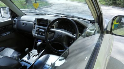 Автомобілі для військових передали до Тернополя з Великобританії Автомобілі для військових передали до Тернополя з Великобританії