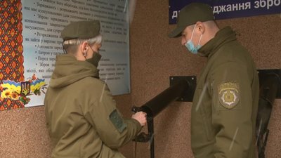 Анна працює молодшим інспектором відділу режиму і охорони. Фото: Суспільне Поділля Анна працює молодшим інспектором відділу режиму і охорони. Фото: Суспільне Поділля
