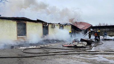 Пожежа на 500 м²: у Мелітополі горів меблевий склад Пожежа на 500 м²: у Мелітополі горів меблевий склад