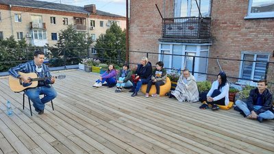 «Пісні допомагають мені випустити пар». Андрій Гардашніков виступив з акустичним концертом на даху «Пісні допомагають мені випустити пар». Андрій Гардашніков виступив з акустичним концертом на даху