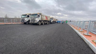 Першу частину запорізького мосту випробували на міцність вантажівками