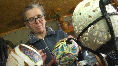 У вільний час Наталія створює мереживні писанки зі страусиних яєць.