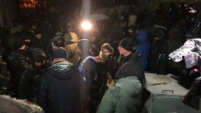 Конвою вдалося вивезти ексберкутівців з суду. Виїзди з СІЗО перекрили сміттєбаками