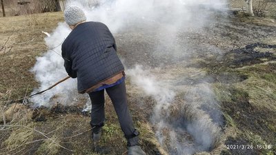 На Рівненщині штрафували селян, які палили суху траву На Рівненщині штрафували селян, які палили суху траву