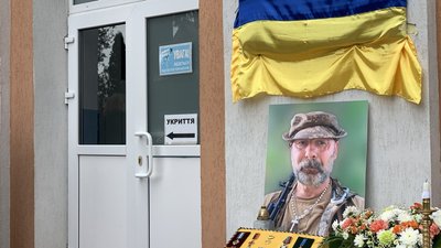 меморіальна дошка Олегу Барні