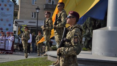 На майдані Соборному у Житомирі відзначили День Прапора та підняли стяг на новому флагштоці На майдані Соборному у Житомирі відзначили День Прапора та підняли стяг на новому флагштоці