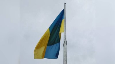 На Франківщині підняли найбільший прапор в області на батьківщині Степана Бандери