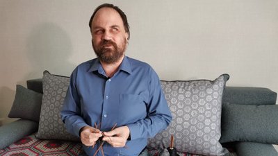 "Завжди хотів бути комусь корисним": незрячий полтавець в’яже шкарпетки для військових