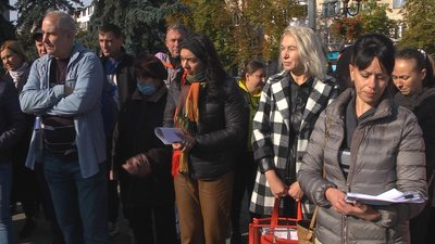Акція під міськрадою: батьки на Волині вимагають відновити очне навчання