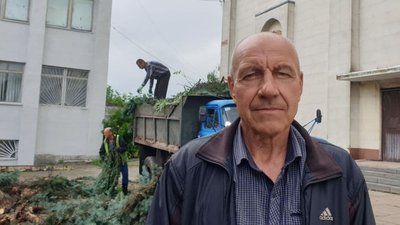 У Чуднові на Житомирщині вітер зірвав дах Будинку культури, де діти святкували випускний У Чуднові на Житомирщині вітер зірвав дах Будинку культури, де діти святкували випускний