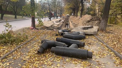 Старт опалювального сезону: у Рівному ремонтують мережі, які подають тепло до десятка будинків
