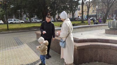 Міжнародний день щастя: у Тернополі роздали 100 наборів печива Міжнародний день щастя: у Тернополі роздали 100 наборів печива